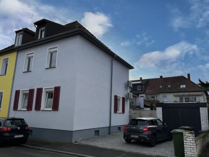 Hausansicht - Haus kaufen in Ilvesheim - Ein Zuhause mit Charme und Komfort – Gepflegtes Einfamilienhaus als DHH