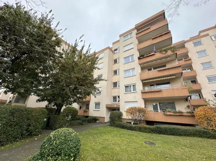 Straßenansicht - Wohnung kaufen in Weinheim - Helle 3-Zimmer-Wohnung mit 2 Balkonen und Tiefgaragenstellplatz!