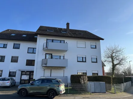 Hausansicht - Wohnung kaufen in Ilvesheim - ILVESHEIM VON OBEN GENIEßEN: Charmante DG-Wohnung mit Balkon auf Erbpacht! 