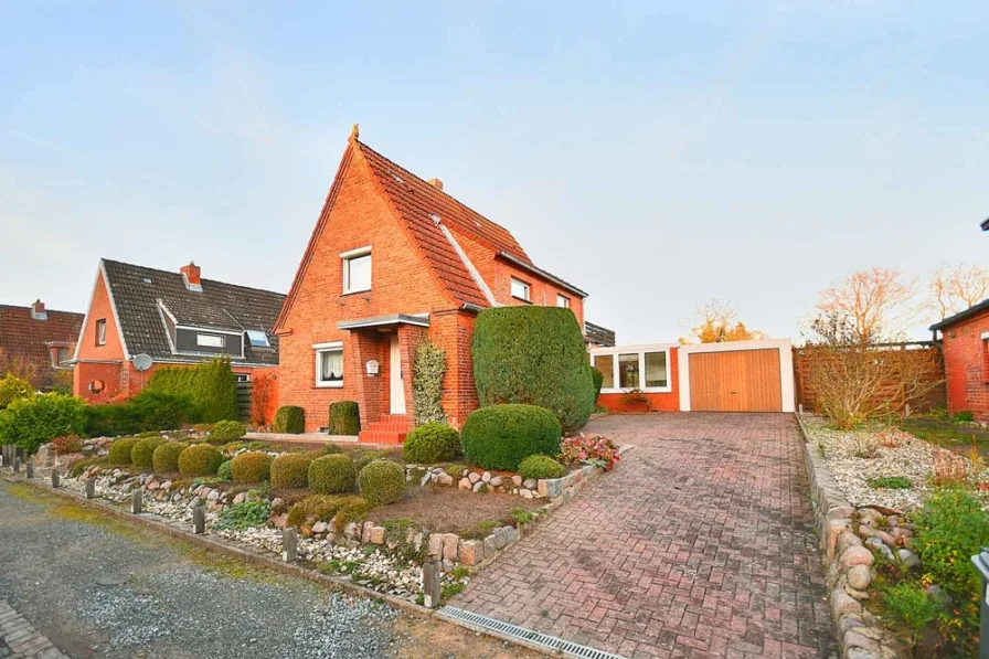 EFH-Stargasse-Einfahrt-Garage - Haus kaufen in Lübeck / Sankt Jürgen - Lübeck St. Jürgen. Siedlungshaus in der Stargasse auf Eigenland zu kaufen. Provisionsfrei