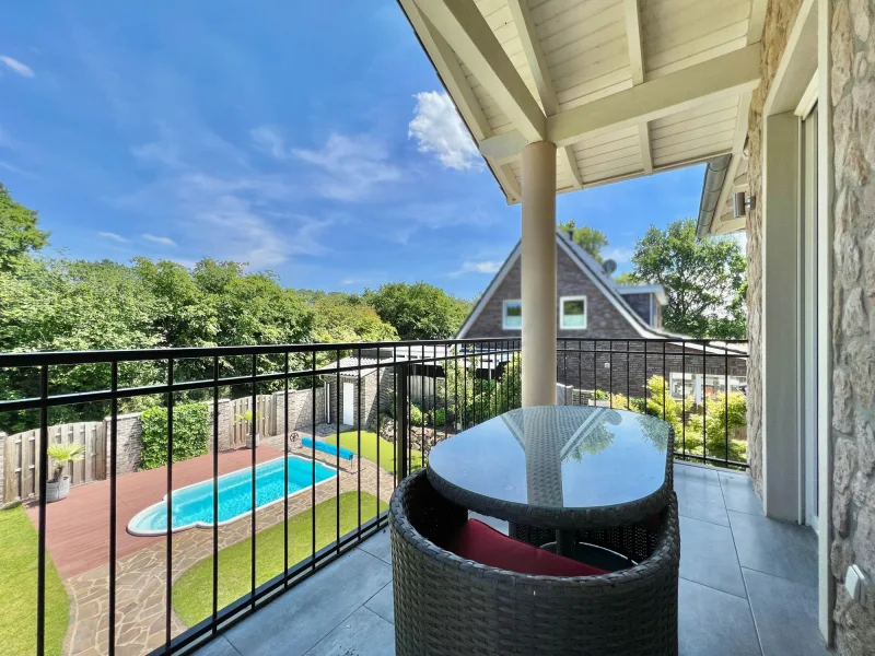 Balkon mit Blick in den Garten