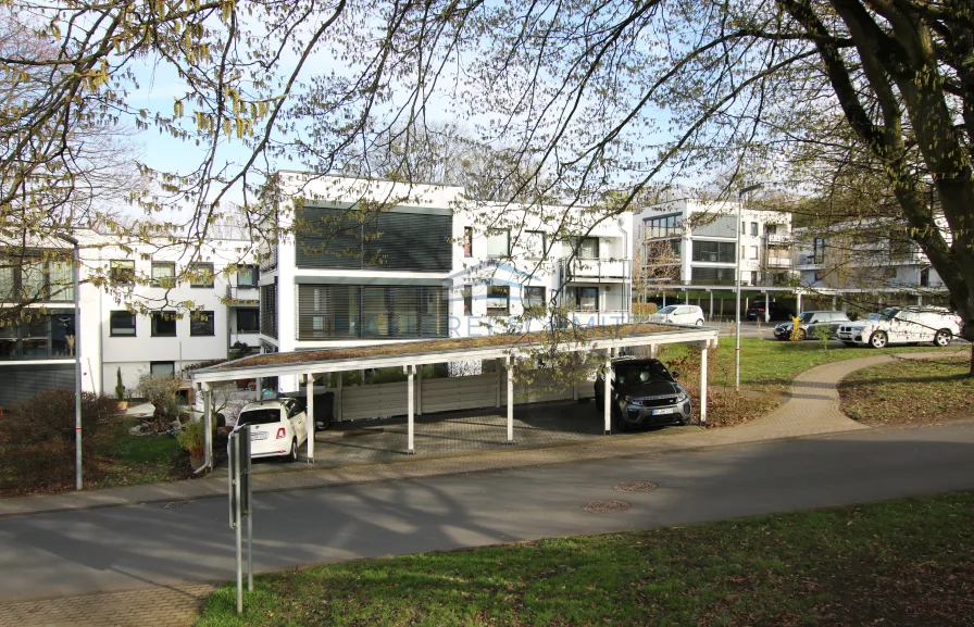 Außenansicht mit Carport