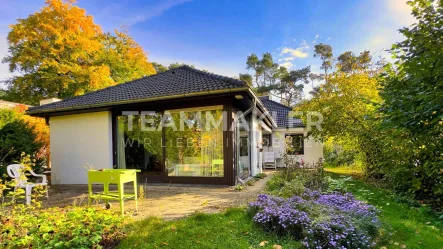 Eine von zwei Terrassen - Haus kaufen in Quickborn - Bungalow in idyllischer Waldrandlage sucht kreative Hand