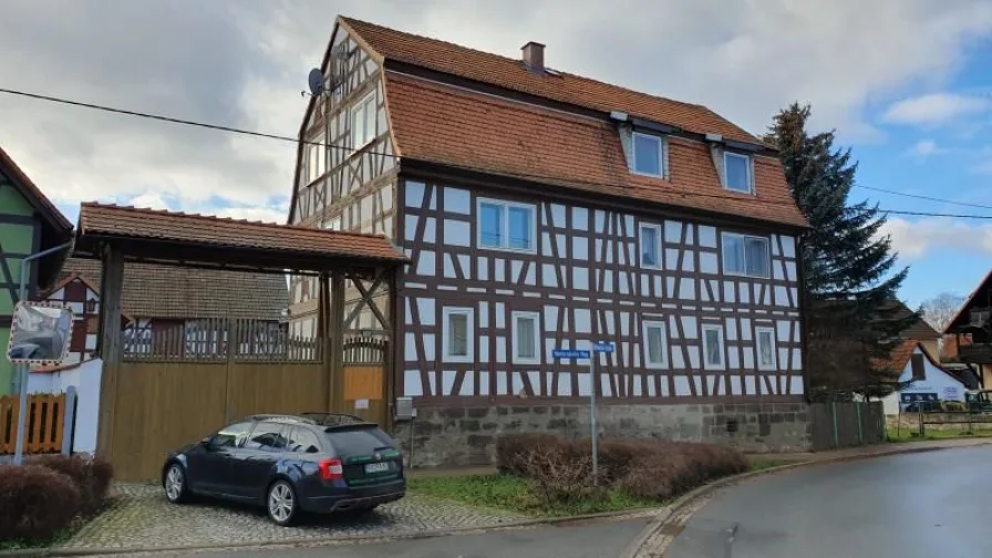 Ansicht - Haus kaufen in Uhlstädt-Kirchhasel - 3 Seitenhof / 3 Familienhaus mit jeder Menge Platz und Unterstellmöglichkeiten in Großkochberg zu verkaufen