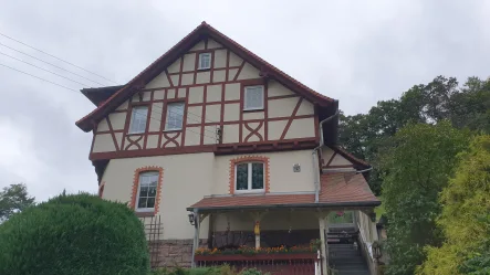  - Haus kaufen in Uhlstädt-Kirchhasel - Gepflegtes und wunderschön gelegenes 2 Familienhaus in Uhlstädt mit einem herrlichen Ausblick zu verkaufen