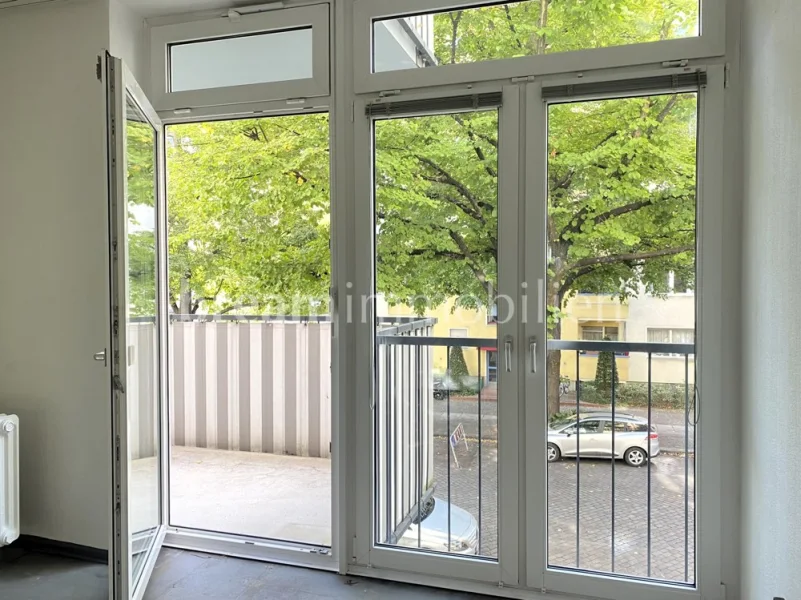 Ost-Balkon  - Wohnung kaufen in Berlin - KREATIVITÄT AUSLEBEN-sanierungsbedürftige 4-Zimmer-Wohnung Nähe KaDeWe in Berlin-Wilmersdorf