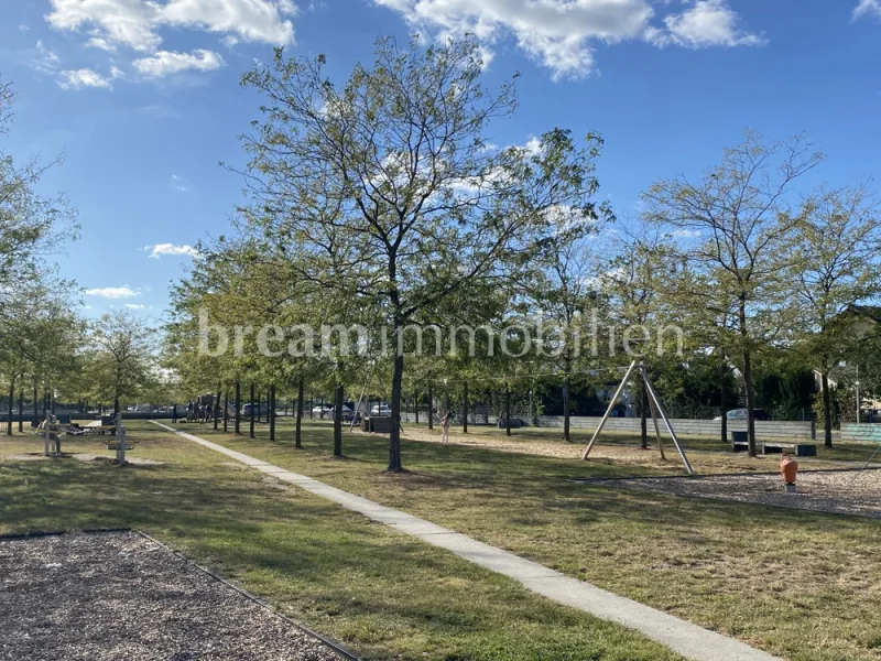 Spielplatz im anliegenden Parkstreifen