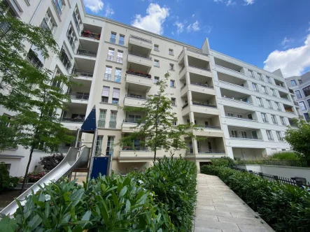 Hausansicht/ Hof - Wohnung kaufen in Berlin - BEQUEM MITTENDRINN- ruhige 3-Zimmer-Neubauwohnung mit Balkon Nähe Alexanderplatz in Berlin-Mitte