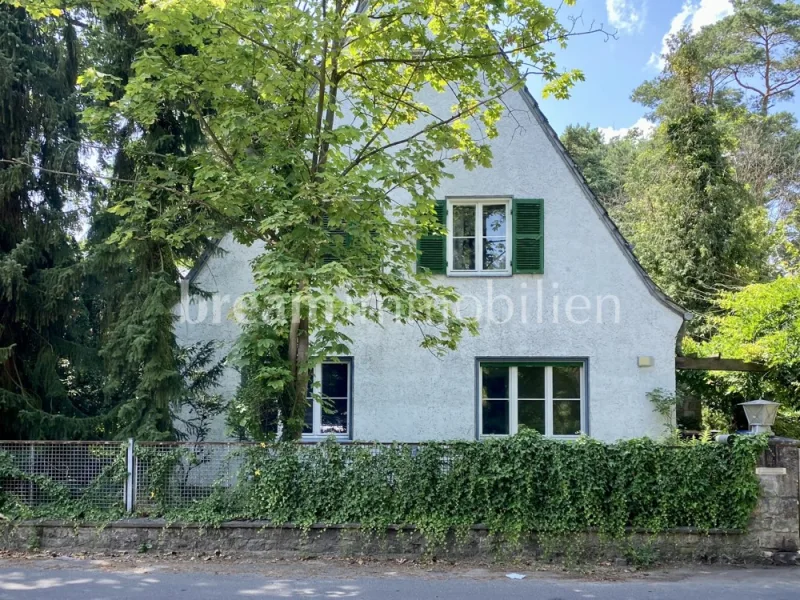 Hausansicht im Sommer - Haus kaufen in Berlin / Hohengatow - ROHDIAMANT AUF DER HAVELDÜNE - Ein- bis Zweifamilienhaus in Berlin-Gatow