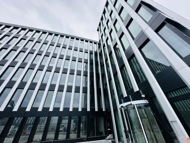 Repräsentativer Eingangsbereich - Büro/Praxis mieten in Augsburg - Katip | Der Innovationsbogen - Exklusive Gewerbefläche im architektonischen Meisterwerk