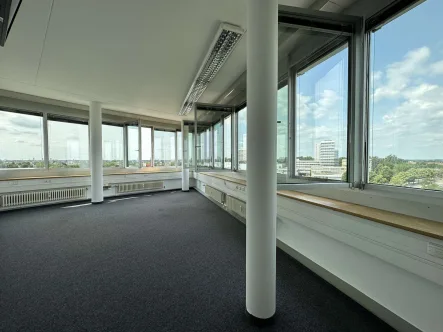 Raum 2 - Fenster mit elektrischen Rollläden - Büro/Praxis mieten in Augsburg - Katip | Schöne Bürofläche mit ca. 77 m² und tollem Ausblick *mit Stellplätze & provisionsfrei