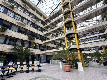 Innenbereich Atrium - Ansicht 4 - Büro/Praxis mieten in Augsburg - Katip | *Provisionsfrei* ATRIUM PALAST Exklusive Büroimmobilie mit vielfältigen Möglichkeiten