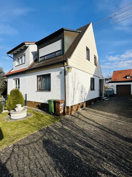 Hausansicht  - Haus kaufen in Augsburg - Katip | Doppelhaushälfte im renovierungsbedürftigen Zustand mit schönem Garten *Genehmigung vorh.