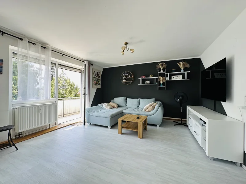 Wohnbereich mit Zugang zum Balkon - Wohnung kaufen in Augsburg - Katip | renovierte 3,5-Zimmerwohnung in Bärenkeller *mit Küche und Südbalkon