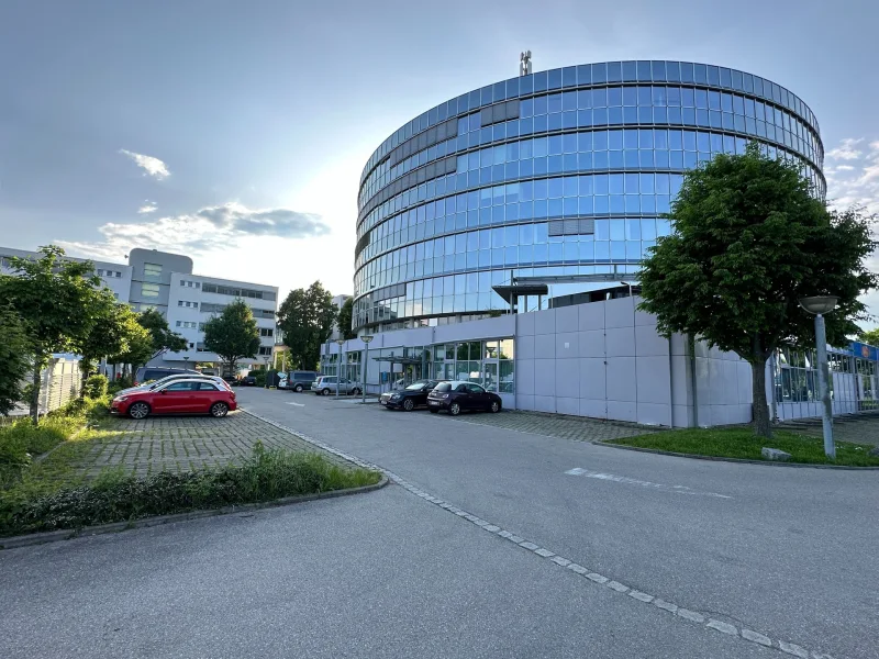 Hinterer Bereich des Gebäudes mit Stellplätzen - Büro/Praxis mieten in Augsburg - Katip | *Provisionsfrei* Exklusive Büroimmobilie mit vielfältigen Möglichkeiten *top Lage