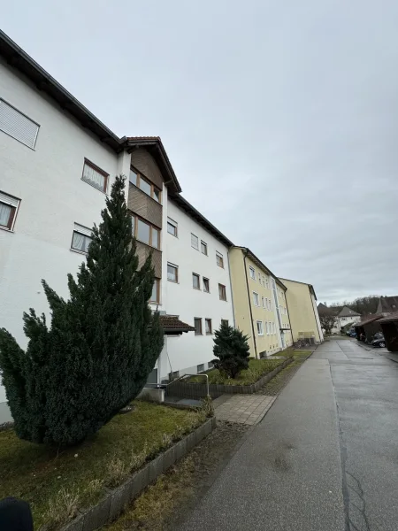 Hausansicht - Wohnung kaufen in Mindelheim - Katip | 2 ZKB mit Balkon und Carport *Erbbaurecht
