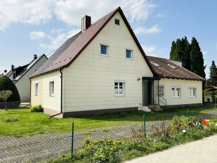 Nördliche Hausansicht - Haus kaufen in Augsburg - Katip | Doppelhaushälfte mit attraktivem Grundstück in Bärenkeller *TOP-LAGE - Nähe A8
