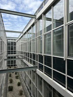 Blick auf den Innenhof - Büro/Praxis mieten in Augsburg - Katip | Architektonisches Juwel: Stilvolle Büroflächen auf ca. 230 m² im Glaspalast