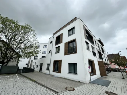 Hausansicht - Wohnung mieten in Bobingen - Katip | Neubauwohnung mit 3 Zimmern, Balkon und hochwertiger Ausstattung