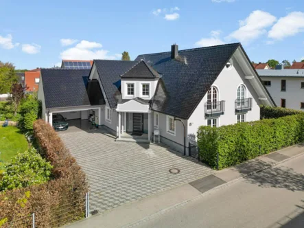 Hausansicht - Haus kaufen in Schwabmünchen - Katip-Exklusiv | Villa in Schwabmünchen mit tadelloser Ausstattung *Luxus-Pur