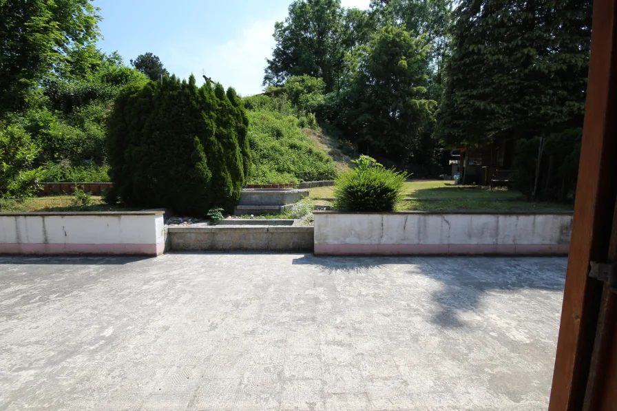 Ausblick zur Terrasse und Garten