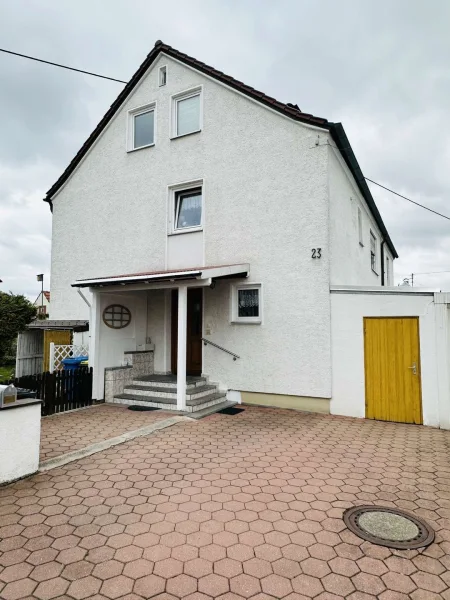 Haus - Vorderansicht - Wohnung kaufen in Kissing - Katip | Leerstehende 2-ZKB-Wohnung in Kissing *mit Gartenanteil, Stellplatz und Einbauküche uvm.