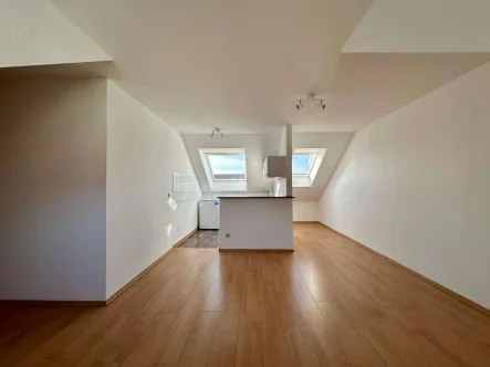 Küche - Wohnung kaufen in Augsburg - Katip I Schöne 1-Zimmer-Dachgeschosswohnung in Göggingen – Ideal für Eigennutzer oder Kapitalanleger