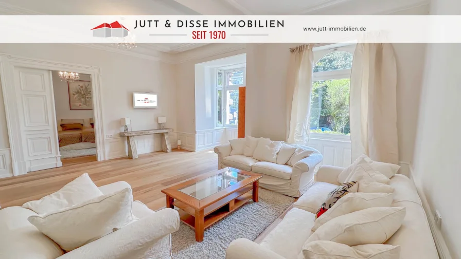 Wohnzimmer   - Wohnung kaufen in Baden-Baden - Erstklassige 4-Zimmerwohnung mit Privatgarten und hochwertiger Ausstattung in Baden-Baden