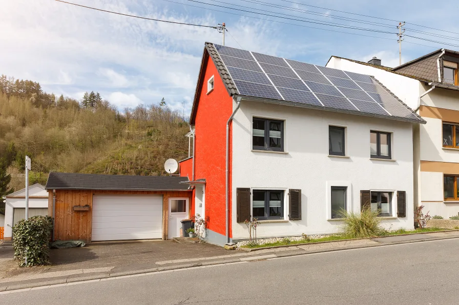 Frontansicht - Haus kaufen in Arzbach - Familienglück! Einfamilienhaus mit großem Garten und Garage