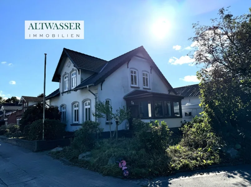 Titelbild - Haus kaufen in Husby - Husby: historische Villa mit Gewerbe und Ausbaureserven