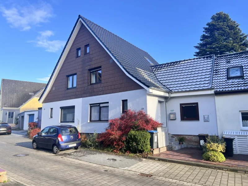 Strassenansicht - Haus kaufen in Flensburg - Flensburg, Jürgensby: hübsche Doppelhaushälfte mit idyllischem Garten