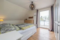 Schlafzimmer mit Zugang zum Balkon