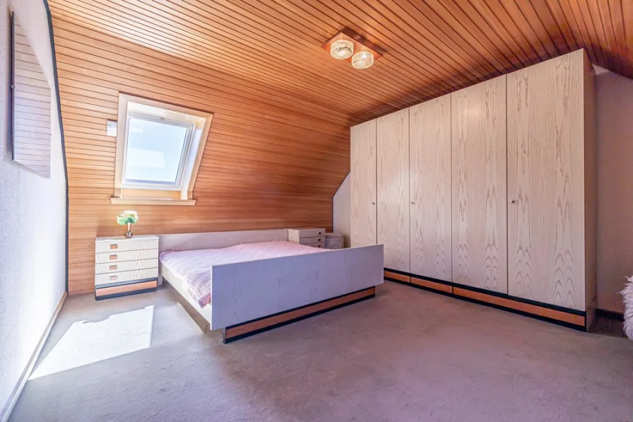 Schlafzimmer mit viel Platz