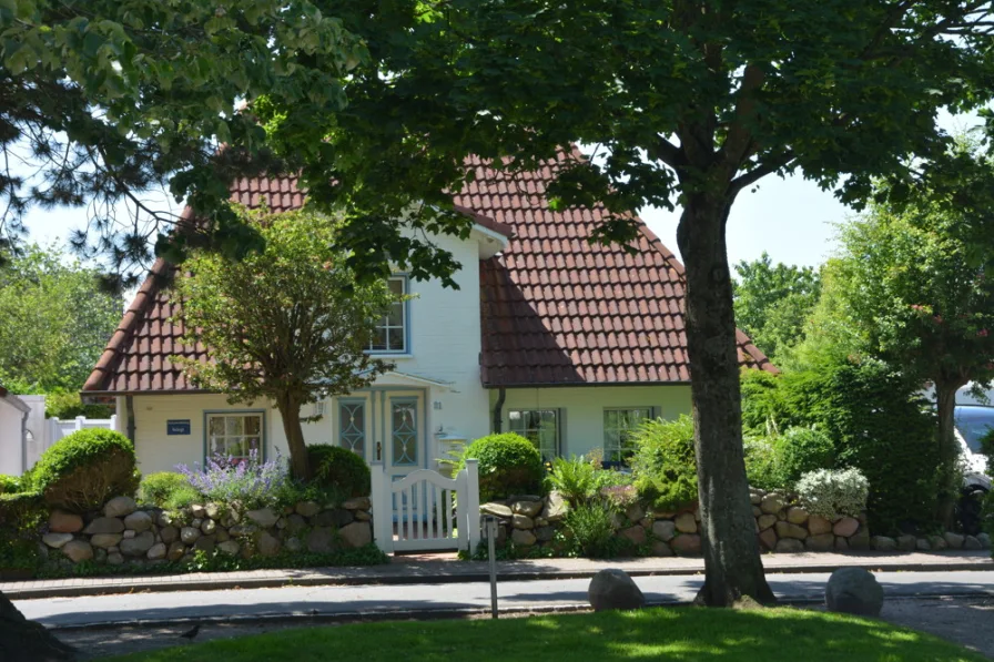 Im Grünen - Haus kaufen in Büsum - Vielseitig nutzbare Immobilie mit historischem Charme in guter Lage von Büsum