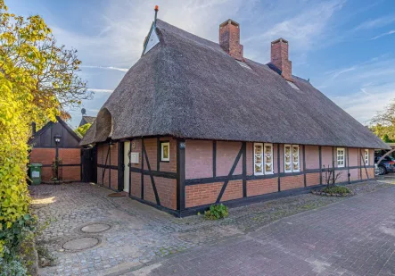 Platz für zwei Pkws - Haus kaufen in Gödersdorf - Reetdachhaushälfte nahe dem Schönberger Strand