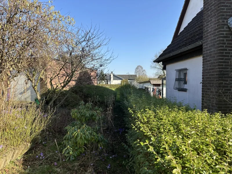 Zuwegung an der Garage vorbei