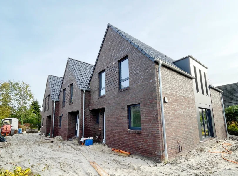 Ansicht von der Straße - Haus kaufen in Westerstede - Ansprechendes Neubau-Reihenhaus in ruhiger Wohnlage