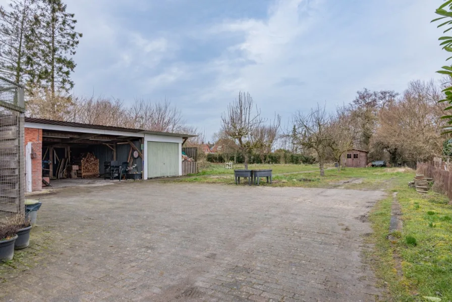 Garage mit Doppel Carport