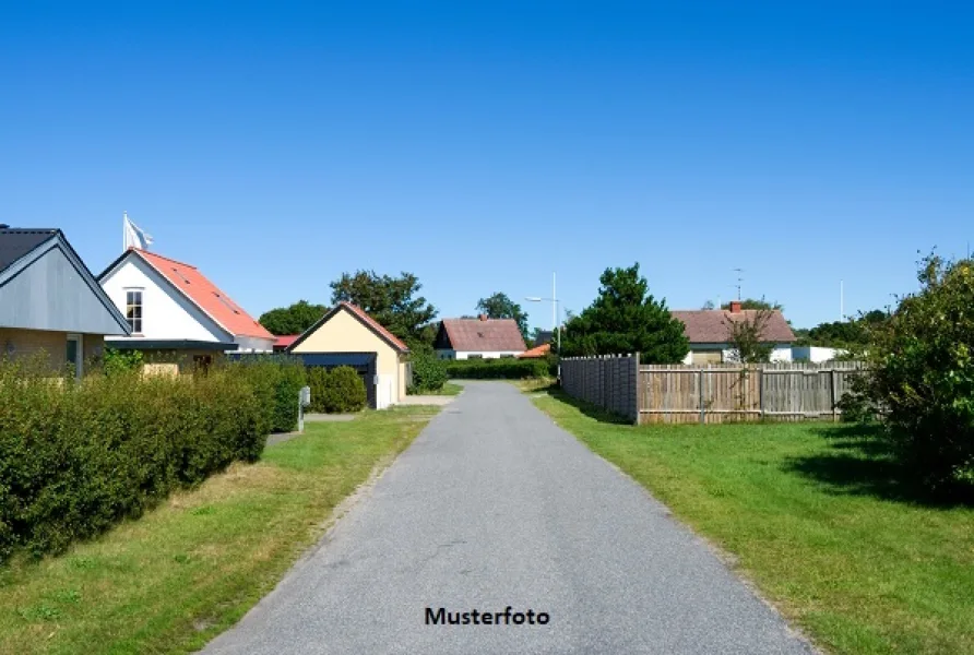 Keine Originalbilder - Haus kaufen in Cadolzburg - Wohnhaus mit Garagengebäude