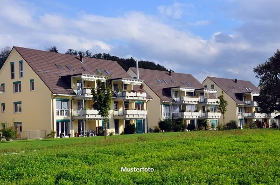 Keine Originalbilder - Haus kaufen in Kassel - Vierfamilienhaus, 9 Garagenstellplätzen und Carport