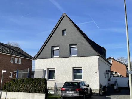 Frontansicht Kopie 2 - Haus kaufen in Wiedenbrück - Wiedenbrück: EFH mit eigener Garage und  großer Terrasse (energetisch & innen hochwertig renoviert)