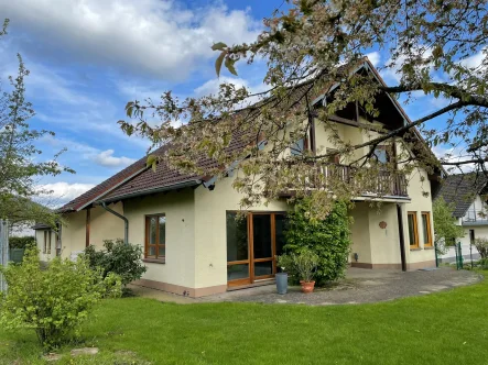 Terrassenseite - Haus kaufen in Prüm - **Schönes Wohnhaus bietet viel Platz für die ganze Familie!**