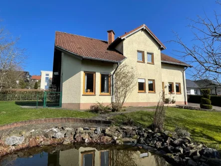 Vorderseite - Haus kaufen in Prüm - **Großzügiges Einfamilienhaus mit unverbauten Weitblick**