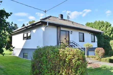 Bungalow  - Haus kaufen in Gondelsheim - **Walmdachbungalow mit Garage und großem Garten **