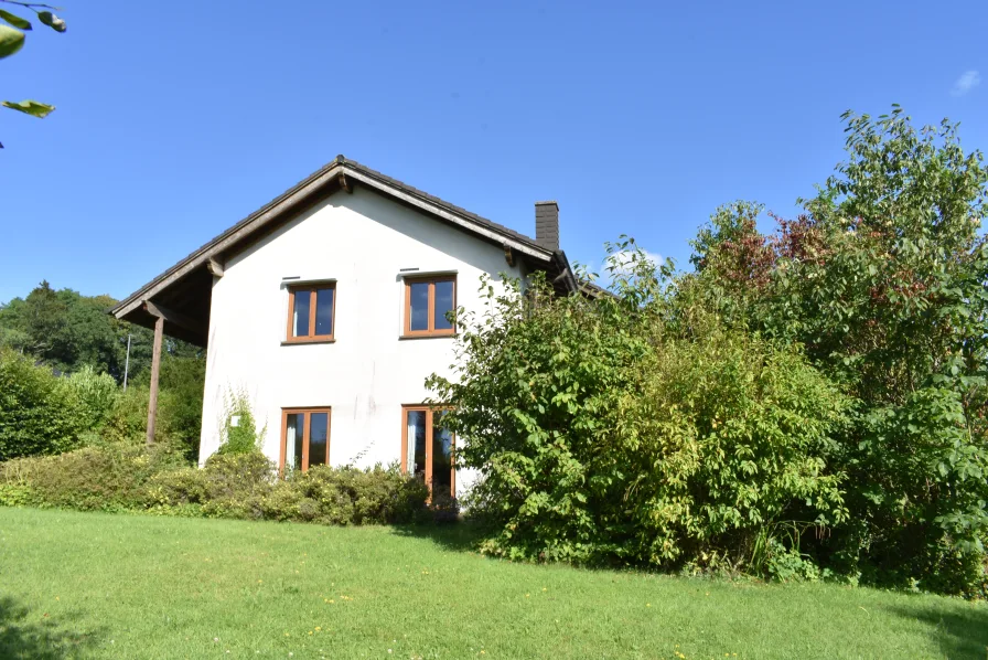 Blick vom Garten - Haus kaufen in Hillesheim - **Stilvolles Architektenhaus mit großem Grundstück, einzigartigem Weitblick, Carport und Garage**