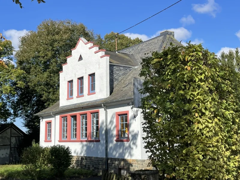 Vorderseite - Haus kaufen in Winterspelt-Elcherath - **Ehemalige Dorfschule: Charmantes Wohnhaus mit Garten und Gästehaus**