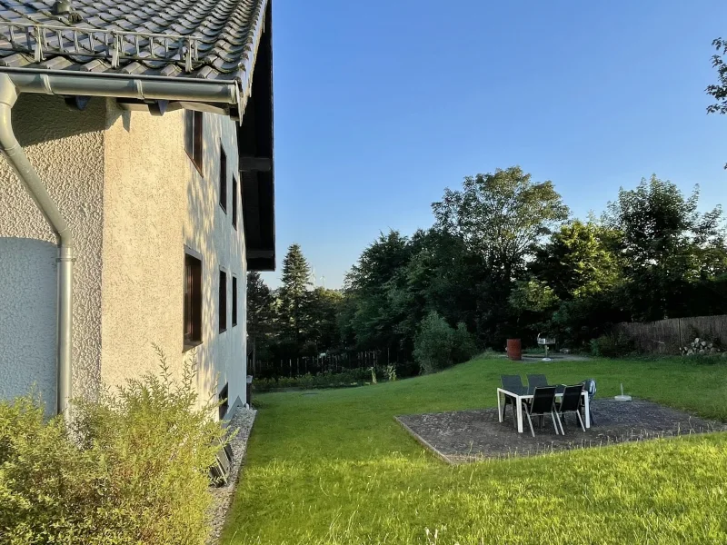 gemeinschaftlicher Garten Rückseite - Wohnung kaufen in Hallschlag - **Eigentumswohnung mit Balkon und herrlichem Weitblick**