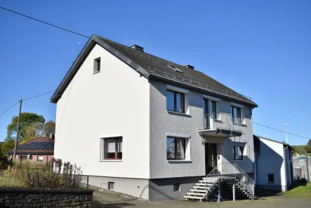 Ansicht Zufahrt - Haus kaufen in Ormont - **Charmantes, ehemaliges Bauernhaus mit angrenzender Wiese und Nebengebäuden!**