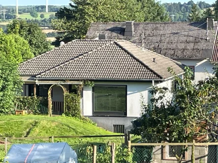 Blick auf Walmdach - Haus kaufen in Gondelsheim - **Walmdachbungalow mit Garage und großem Garten **