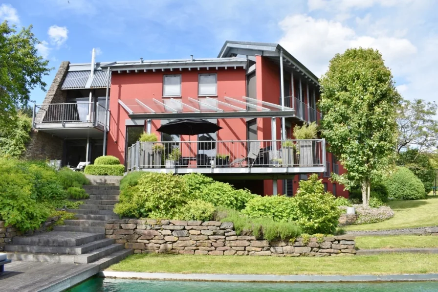 Blick Süd-West- Seite - Haus kaufen in Prüm - **Traumhaftes, exklusives Wohnhaus mit Naturschwimmteich in Prüm in der Eifel**